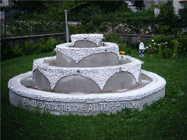 vrtna fontana-torta