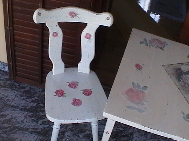 Cvijetna stolica i stol